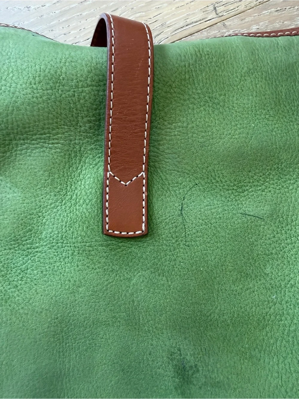 Vintage Dooney & Bourke Green Leather Shoulder Bag w/ Brown Trim and Gold Charm - Picture 8 of 13